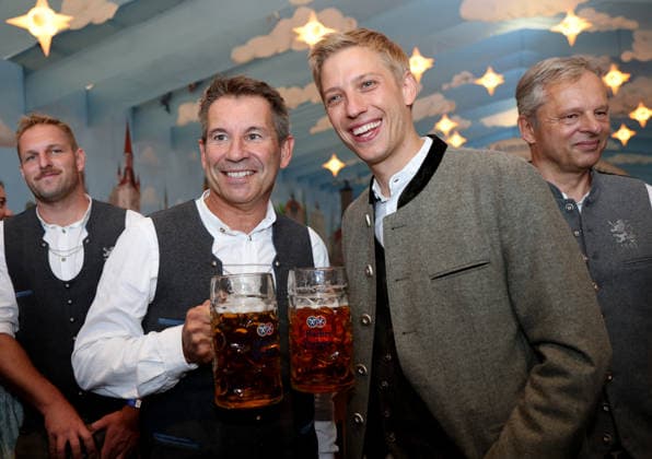 Fussball, Herren, Regionalliga Bayern, Saison 2026 2027, TSV 1860 München, Offizieller Wiesnbesuch, Hacker Festzelt Prost, zuprosten hier mit Gernot Mang, Präsident (TSV 1860 München) (li.) und Dominik Krause, Oberbürgermeister der Stadt München (re.)