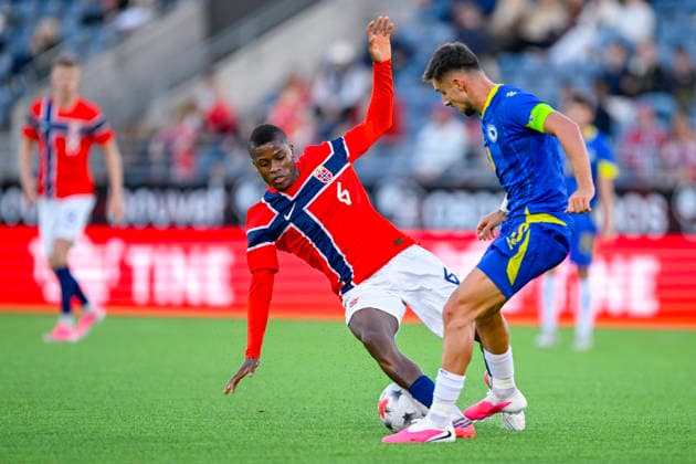 U21 European Championship Qualifier: Norway vs. Bosnia and Herzegovina, Stavanger, September 29, 2026. Norway s Tobias Saliou Moi Sene (left) and Bosnia and Herzegovina s Anes Krdzalic during the U21 European Championship qualifier between Norway and Bosnia and Herzegovina at Lyse Arena in Stavanger. Photo: CarJohansen, NTB, Stavanger, Norway. EDITORIAL USE ONLY. RESTRICTED USE FOR BETTING COMPANIES  Copyright: xCarinaxJohansenx xNTBx