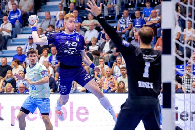 29.09.2026, Handball, EL, VfL Gummersbach - PGE Wybrzeza Gdansk Danzig, 1.Spieltag EHF European League, Saison 2026 27 Herren, Schwalbe-Arena: Tomasz Gebala (PGE 48) wirft den Ball auf das Tor von Ignacio Biosca (VfL Gummersbach 01) Nordrhein-Westfalen Deutschland