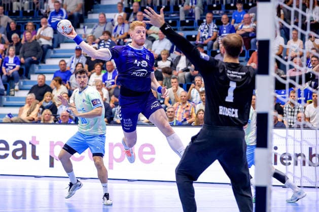 29.09.2026, Handball, EL, VfL Gummersbach - PGE Wybrzeza Gdansk Danzig, 1.Spieltag EHF European League, Saison 2026 27 Herren, Schwalbe-Arena: Tomasz Gebala (PGE 48) wirft den Ball auf das Tor von Ignacio Biosca (VfL Gummersbach 01) Nordrhein-Westfalen Deutschland