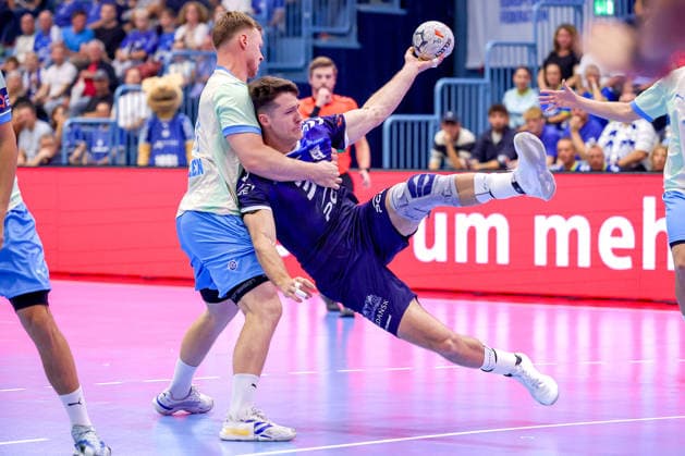 29.09.2026, Handball, EL, VfL Gummersbach - PGE Wybrzeza Gdansk Danzig, 1.Spieltag EHF European League, Saison 2026 27 Herren, Schwalbe-Arena: Wiktor Tomczak (PGE 30) wird von Kristjan Horzen (VfL Gummersbach 27) am Kreis festgemacht Nordrhein-Westfalen Deutschland