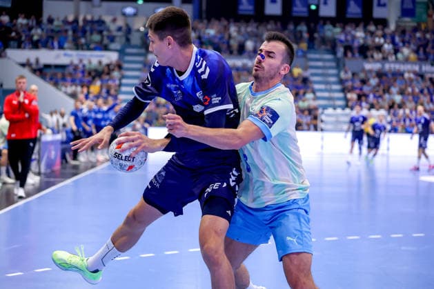29.09.2026, Handball, EL, VfL Gummersbach - PGE Wybrzeza Gdansk Danzig, 1.Spieltag EHF European League, Saison 2026 27 Herren, Schwalbe-Arena: Filip Michalowicz (PGE 87) wird von Milos Vujovic (VfL Gummersbach 06) festgemacht Nordrhein-Westfalen Deutschland
