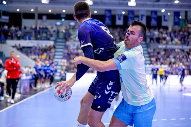 29.09.2026, Handball, EL, VfL Gummersbach - PGE Wybrzeza Gdansk Danzig, 1.Spieltag EHF European League, Saison 2026 27 Herren, Schwalbe-Arena: Filip Michalowicz (PGE 87) wird von Milos Vujovic (VfL Gummersbach 06) festgemacht Nordrhein-Westfalen Deutschland