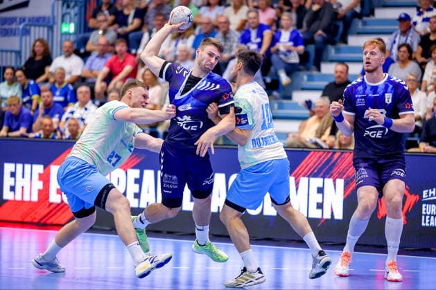 29.09.2026, Handball, EL, VfL Gummersbach - PGE Wybrzeza Gdansk Danzig, 1.Spieltag EHF European League, Saison 2026 27 Herren, Schwalbe-Arena: Marcin Peplinski (PGE 34) wirft den Ball auf das Tor gegen Kristjan Horzen (VfL Gummersbach 27) Alex Dujshebaev (VfL Gummersbach 10) Nordrhein-Westfalen Deutschland