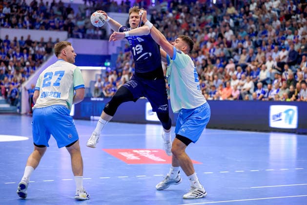 29.09.2026, Handball, EL, VfL Gummersbach - PGE Wybrzeza Gdansk Danzig, 1.Spieltag EHF European League, Saison 2026 27 Herren, Schwalbe-Arena: Oskar Czertowicz (PGE 19) wirft den Ball auf das Tor gegen Kristjan Horzen (VfL Gummersbach 27) Stepan Zeman (VfL Gummersbach 66) Nordrhein-Westfalen Deutschland