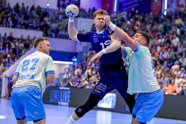 29.09.2026, Handball, EL, VfL Gummersbach - PGE Wybrzeza Gdansk Danzig, 1.Spieltag EHF European League, Saison 2026 27 Herren, Schwalbe-Arena: Oskar Czertowicz (PGE 19) wirft den Ball auf das Tor gegen Kristjan Horzen (VfL Gummersbach 27) Stepan Zeman (VfL Gummersbach 66) Nordrhein-Westfalen Deutschland
