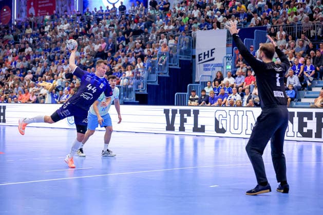 29.09.2026, Handball, EL, VfL Gummersbach - PGE Wybrzeza Gdansk Danzig, 1.Spieltag EHF European League, Saison 2026 27 Herren, Schwalbe-Arena: Mikolaj Czaplinski (PGE 44) wirft den Ball auf das Tor von Ignacio Biosca (VfL Gummersbach 01) Nordrhein-Westfalen Deutschland