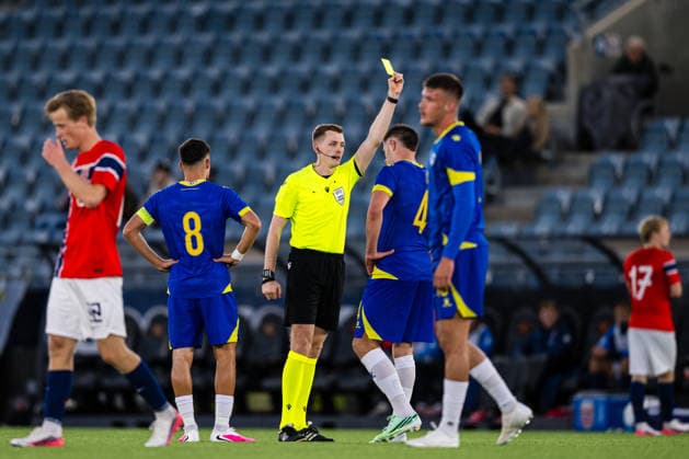 260929 Nidal Äaelik of Bosnia-Herzegovina after receiving a yellow card by Ryan Lee, referee, during the UEFA European Under-21 Qualifier football match between Norway and Bosnia-Herzegovina on September 29, 2026 in Stavanger. Photo: Marius Simensen BILDBYRAN COP 238 bbeng bosnia bosnia-hercegovina em kvalifisering football fotball fotboll norge norway soccer U21, U 21 UEFA EURO, EM, Europameisterschaft,Fussball under-21 qualifiers Copyright: MARIUSxSIMENSEN BB260929BB377