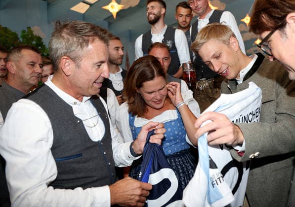 Fussball, Herren, Regionalliga Bayern, Saison 2026 2027, TSV 1860 München, Offizieller Wiesnbesuch, Hacker Festzelt Gernot Mang, Präsident (TSV 1860 München) mit Verena Dietl, 3. Bürgermeisterin der Stadt München, Dominik Krause, Oberbürgermeister der Stadt München (v.l.n.r.) begutachtung des Trikots