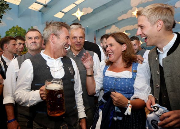 Fussball, Herren, Regionalliga Bayern, Saison 2026 2027, TSV 1860 München, Offizieller Wiesnbesuch, Hacker Festzelt Gernot Mang, Präsident (TSV 1860 München) mit Verena Dietl, 3. Bürgermeisterin der Stadt München, Dominik Krause, Oberbürgermeister der Stadt München (v.l.n.r.) gut gelaunt, lachen, lachend