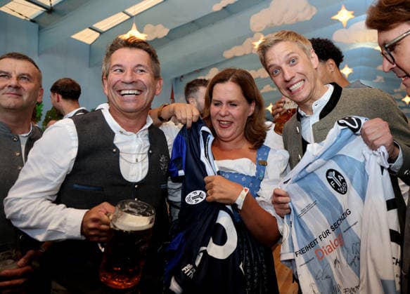 Fussball, Herren, Regionalliga Bayern, Saison 2026 2027, TSV 1860 München, Offizieller Wiesnbesuch, Hacker Festzelt Gernot Mang, Präsident (TSV 1860 München) mit Verena Dietl, 3. Bürgermeisterin der Stadt München, Dominik Krause, Oberbürgermeister der Stadt München (v.l.n.r.) gut gelaunt