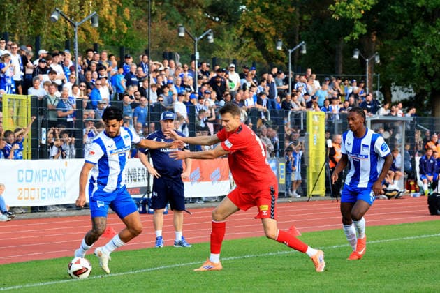 29.09.2026, DEU GER, Fussball , Testspiel, 2.Fussballbundesliga , Spieltag, Saison 2026 2027, Berliner Ernst-Reuter-Stadion, Hertha03 Zehlendorf vs. Hertha BSC Dominik Kruska ( Hertha 03 11 ), Kevin Sessa ( Hertha BSC Berlin 8 ), Trainer Patrick Hinze ( Hertha 03 ) 2. Liga: DFB DFL regulations prohibit any use of photographs as image sequences and or quasi-video) nordphoto GmbH Engler Berlin Ernst-Reuter-Stadion Berlin Deutschland Copyright: xNordphotox xEnglerx