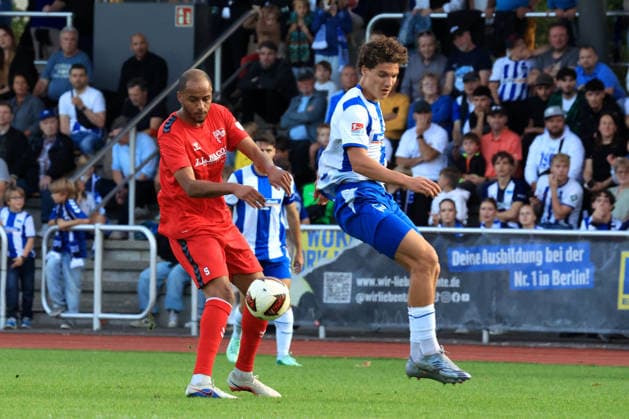 29.09.2026, DEU GER, Fussball , Testspiel, 2.Fussballbundesliga , Spieltag, Saison 2026 2027, Berliner Ernst-Reuter-Stadion, Hertha03 Zehlendorf vs. Hertha BSC Loui Samson ( Hertha 03 5 ), Soufian Gouram ( Hertha BSC Berlin 33 ) 2. Liga: DFB DFL regulations prohibit any use of photographs as image sequences and or quasi-video) nordphoto GmbH Engler Berlin Ernst-Reuter-Stadion Berlin Deutschland Copyright: xNordphotox xEnglerx