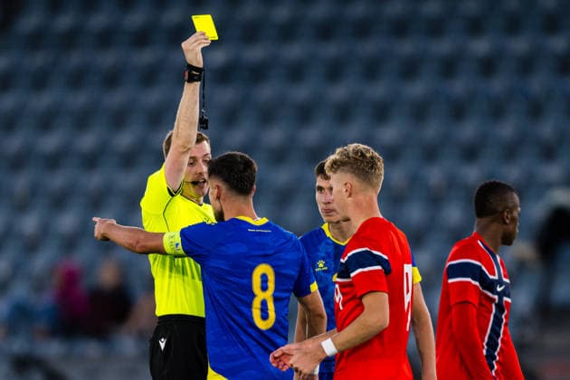 260929 Anes KrdÅ¾alic of Bosnia-Herzegovina after receiving a yellow card by Ryan Lee, referee, during the UEFA European Under-21 Qualifier football match between Norway and Bosnia-Herzegovina on September 29, 2026 in Stavanger. Photo: Marius Simensen BILDBYRAN COP 238 bbeng bosnia bosnia-hercegovina em kvalifisering football fotball fotboll norge norway soccer U21, U 21 UEFA EURO, EM, Europameisterschaft,Fussball under-21 qualifiers Copyright: MARIUSxSIMENSEN BB260929BB380