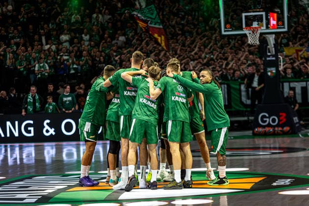 Zalgiris Kaunas vs Olympiacos Piraeus - EuroLeague Team meeting in the midul of cort (photo by: Augustinas Meskelevicius) Kaunas Kaunas Lithuania