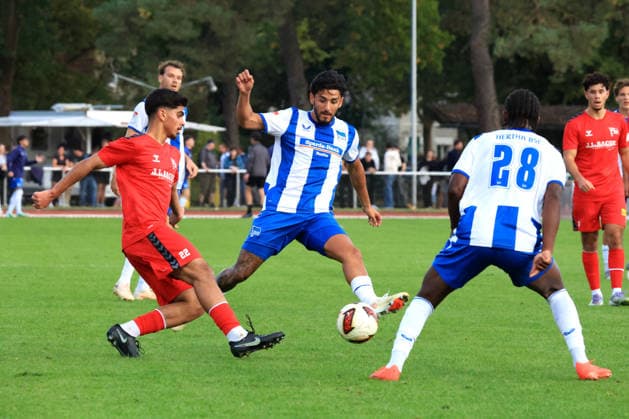 29.09.2026, DEU GER, Fussball , Testspiel, 2.Fussballbundesliga , Spieltag, Saison 2026 2027, Berliner Ernst-Reuter-Stadion, Hertha03 Zehlendorf vs. Hertha BSC Samet Oeguet ( Hertha 03 22 ), Kevin Sessa ( Hertha BSC Berlin 8 ) 2. Liga: DFB DFL regulations prohibit any use of photographs as image sequences and or quasi-video) nordphoto GmbH Engler Berlin Ernst-Reuter-Stadion Berlin Deutschland Copyright: xNordphotox xEnglerx