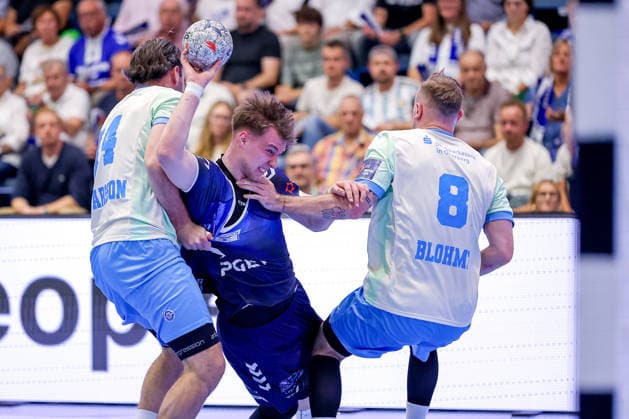 29.09.2026, Handball, EL, VfL Gummersbach - PGE Wybrzeza Gdansk Danzig, 1.Spieltag EHF European League, Saison 2026 27 Herren, Schwalbe-Arena: Lukas Morkovsky (PGE 14) im Zweikampf gegen Teitur Einarsson (VfL Gummersbach 14) Lukas Blohme (VfL Gummersbach 08) Nordrhein-Westfalen Deutschland