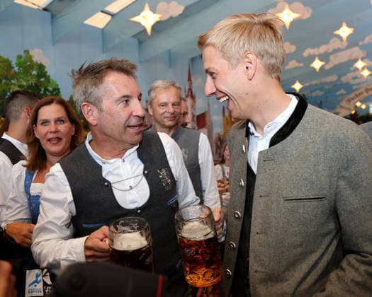 Fussball, Herren, Regionalliga Bayern, Saison 2026 2027, TSV 1860 München, Offizieller Wiesnbesuch, Hacker Festzelt Gernot Mang, Präsident (TSV 1860 München) (li.) mit Dominik Krause, Oberbürgermeister der Stadt München (re.) im Gespräch, lacht, lachend mit einer Maß Bier