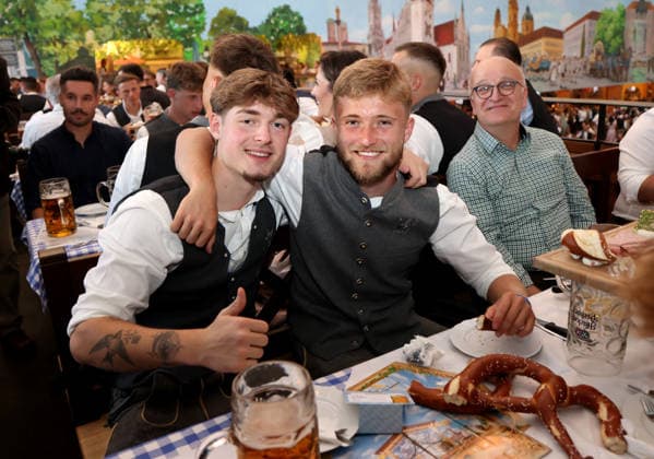Fussball, Herren, Regionalliga Bayern, Saison 2026 2027, TSV 1860 München, Offizieller Wiesnbesuch, Hacker Festzelt Noah Klose (TSV 1860 München) (li.) mit Matthew Collins (TSV 1860 München) (re.) Daumen hoch
