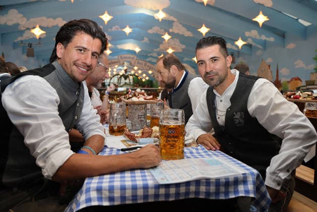 Fussball, Herren, Regionalliga Bayern, Saison 2026 2027, TSV 1860 München, Offizieller Wiesnbesuch, Hacker Festzelt Tunay Deniz (TSV 1860 München) (li.) mit Alper Kayabunar, Trainer (TSV 1860 München) (re.) an einem Tisch sitzend