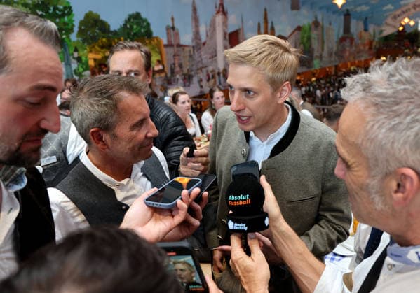 Fussball, Herren, Regionalliga Bayern, Saison 2026 2027, TSV 1860 München, Offizieller Wiesnbesuch, Hacker Festzelt Besprechung zwischen Gernot Mang, Präsident (TSV 1860 München) (li.) und Dominik Krause, Oberbürgermeister der Stadt München (re.)mInterview