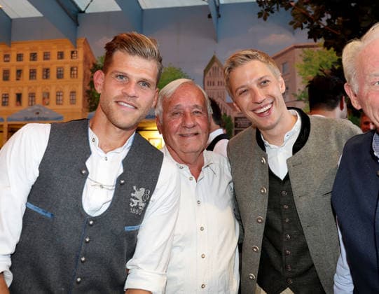 Fussball, Herren, Regionalliga Bayern, Saison 2026 2027, TSV 1860 München, Offizieller Wiesnbesuch, Hacker Festzelt Florian Niederlechner (TSV 1860 München) mit Bubi Bründl und Dominik Krause, Oberbürgermeister der Stadt München (v.l.n.r.)