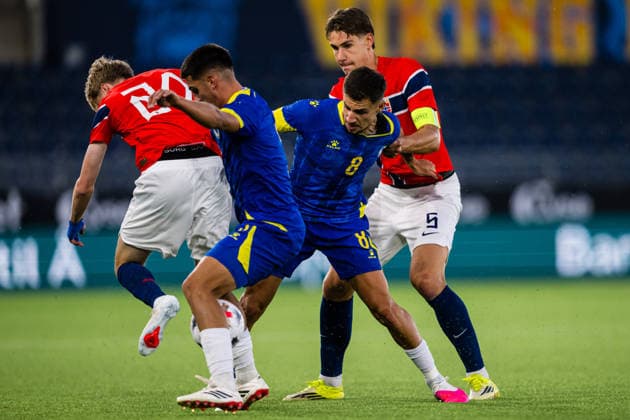 260929 Anes KrdÅ¾alic of Bosnia-Herzegovina and Eivind Helland of Norway during the UEFA European Under-21 Qualifier football match between Norway and Bosnia-Herzegovina on September 29, 2026 in Stavanger. Photo: Marius Simensen BILDBYRAN COP 238 bbeng bosnia bosnia-hercegovina em kvalifisering football fotball fotboll norge norway soccer U21, U 21 UEFA EURO, EM, Europameisterschaft,Fussball under-21 qualifiers Copyright: MARIUSxSIMENSEN BB260929BB400