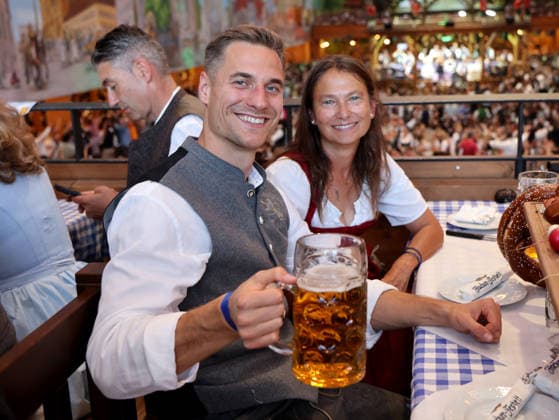 Fussball, Herren, Regionalliga Bayern, Saison 2026 2027, TSV 1860 München, Offizieller Wiesnbesuch, Hacker Festzelt Dennis Dressel (TSV 1860 München) mit einer Maß Bier in der Hand