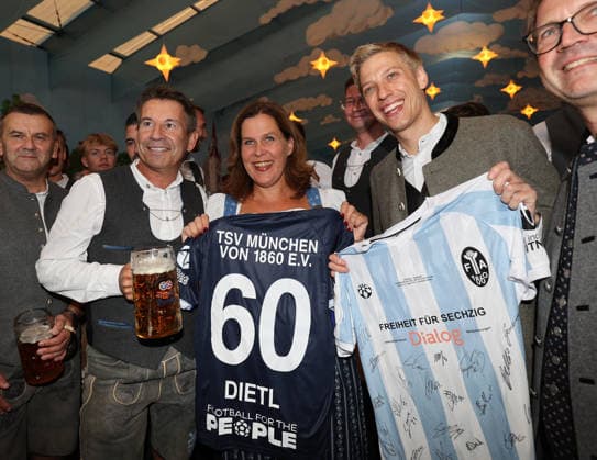 Fussball, Herren, Regionalliga Bayern, Saison 2026 2027, TSV 1860 München, Offizieller Wiesnbesuch, Hacker Festzelt Gernot Mang, Präsident (TSV 1860 München) mit Verena Dietl, 3. Bürgermeisterin der Stadt München, Dominik Krause, Oberbürgermeister der Stadt München (v.l.n.r.) bei der Trikotübergabe