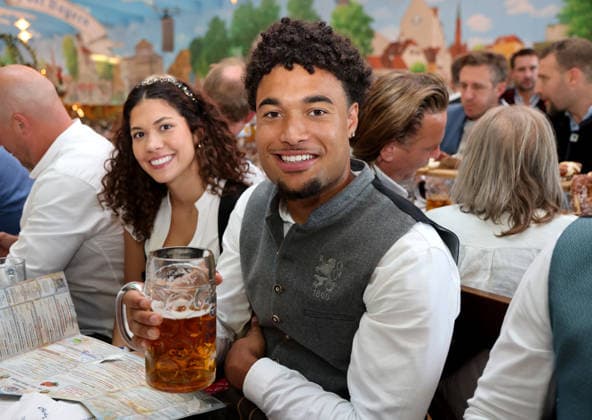 Fussball, Herren, Regionalliga Bayern, Saison 2026 2027, TSV 1860 München, Offizieller Wiesnbesuch, Hacker Festzelt Arian Ortivero Calderon (TSV 1860 München) mit einer Maß Bier in der Hand