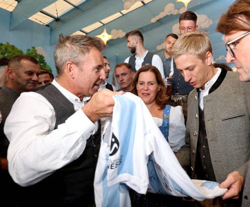 Fussball, Herren, Regionalliga Bayern, Saison 2026 2027, TSV 1860 München, Offizieller Wiesnbesuch, Hacker Festzelt Gernot Mang, Präsident (TSV 1860 München) (li.) übergibt Dominik Krause, Oberbürgermeister der Stadt München (re.) ein Trikot