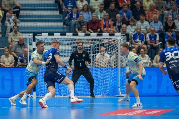 Ignacio Biosca, Torwart, (VfL Gummersbach 1), Wiktor Tomczak, Rueckraum, (PGE Wybrzeze Gdansk 30), Tomasz Gebala, Rueckraum, (PGE Wybrzeze Gdansk 48), , VfL Gummersbach vs. PGE Wybrzeze Gdansk, EHF European League, Herren , 1. Spieltag, Saison 2026 2027, 29.09.2026 Gummersbach NRW Deutschland