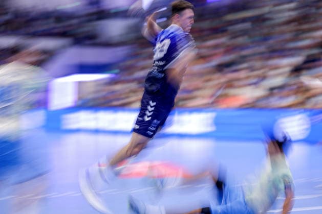 29.09.2026, Handball, EL, VfL Gummersbach - PGE Wybrzeza Gdansk Danzig, 1.Spieltag EHF European League, Saison 2026 27 Herren, Schwalbe-Arena: Wiktor Tomczak (PGE 30) wirft den Ball auf das Tor Dynamisch Dynamik Feature Nordrhein-Westfalen Deutschland