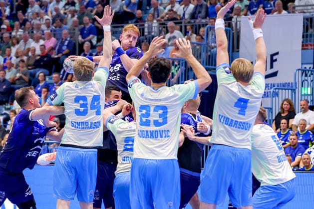 29.09.2026, Handball, EL, VfL Gummersbach - PGE Wybrzeza Gdansk Danzig, 1.Spieltag EHF European League, Saison 2026 27 Herren, Schwalbe-Arena: Mauer aus Gardar Ingi Sindrason (VfL Gummersbach 34) Nikola Roganovic (VfL Gummersbach 23) Ellidi Vidarsson (VfL Gummersbach 04) verteidigt den Freiwurf von Tomasz Gebala (PGE 48) Nordrhein-Westfalen Deutschland