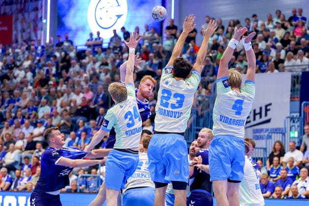 29.09.2026, Handball, EL, VfL Gummersbach - PGE Wybrzeza Gdansk Danzig, 1.Spieltag EHF European League, Saison 2026 27 Herren, Schwalbe-Arena: Mauer aus Gardar Ingi Sindrason (VfL Gummersbach 34) Nikola Roganovic (VfL Gummersbach 23) Ellidi Vidarsson (VfL Gummersbach 04) verteidigt den Freiwurf von Tomasz Gebala (PGE 48) Nordrhein-Westfalen Deutschland