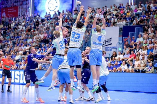 29.09.2026, Handball, EL, VfL Gummersbach - PGE Wybrzeza Gdansk Danzig, 1.Spieltag EHF European League, Saison 2026 27 Herren, Schwalbe-Arena: Mauer aus Gardar Ingi Sindrason (VfL Gummersbach 34) Nikola Roganovic (VfL Gummersbach 23) Ellidi Vidarsson (VfL Gummersbach 04) verteidigt den Freiwurf von Tomasz Gebala (PGE 48) Nordrhein-Westfalen Deutschland