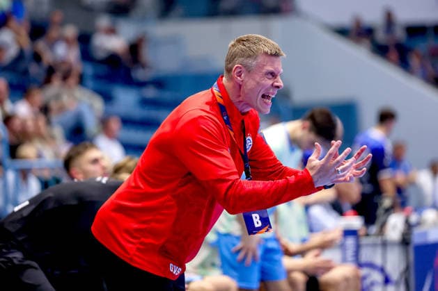 29.09.2026, Handball, EL, VfL Gummersbach - PGE Wybrzeza Gdansk Danzig, 1.Spieltag EHF European League, Saison 2026 27 Herren, Schwalbe-Arena: Cheftrainer Gudjon Valur Sigurdsson (VfL Gummersbach hc) gestikulierend am Spielfeldrand Nordrhein-Westfalen Deutschland