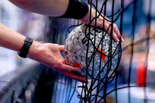 29.09.2026, Handball, EL, VfL Gummersbach - PGE Wybrzeza Gdansk Danzig, 1.Spieltag EHF European League, Saison 2026 27 Herren, Schwalbe-Arena: Spielball Ball hängt im Netz hinter dem Tor Nordrhein-Westfalen Deutschland