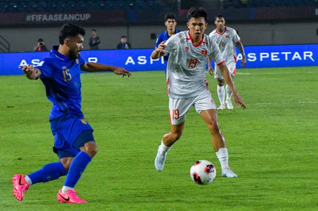 Thailand v Vietnam - FIFA ASEAN CUP 2026 Thai national team, Nationalteam player Kaman Kritsada (left) competes for the ball with Vietnamese national team player Vo Hoang Minh Khoa (right) during a 2026 FIFA ASEAN Cup match at SI Jalak Harupat Stadium in Bandung, West Java, Indonesia, on September 29, 2026. Thailand defeated Vietnam 2-0. BANDUNG West Java Indonesia  Copyright: xKhairizalxMarisx originalFilename:maris-thailand260929_npdl3.jpg