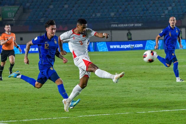 Thailand v Vietnam - FIFA ASEAN CUP 2026 Thai national team, Nationalteam player Mickelson Nicholas (left) competes for the ball with Vietnamese national team player Cao Pendant Quang Vinh (right) during a 2026 FIFA ASEAN Cup match at SI Jalak Harupat Stadium in Bandung, West Java, Indonesia, on September 29, 2026. Thailand defeats Vietnam 2-0. BANDUNG West Java Indonesia  Copyright: xKhairizalxMarisx originalFilename:maris-thailand260929_npIvS.jpg