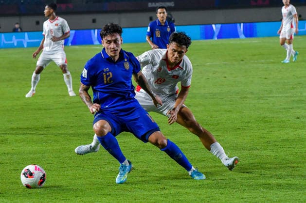 Thailand v Vietnam - FIFA ASEAN CUP 2026 Thai national team, Nationalteam player Mickelson Nicholas (left) competes for the ball with Vietnamese national team player Vo Hoang Minh Khoa (right) during a 2026 FIFA ASEAN Cup match at SI Jalak Harupat Stadium in Bandung, West Java, Indonesia, on September 29, 2026. Thailand defeats Vietnam 2-0. BANDUNG West Java Indonesia  Copyright: xKhairizalxMarisx originalFilename:maris-thailand260929_npVdG.jpg