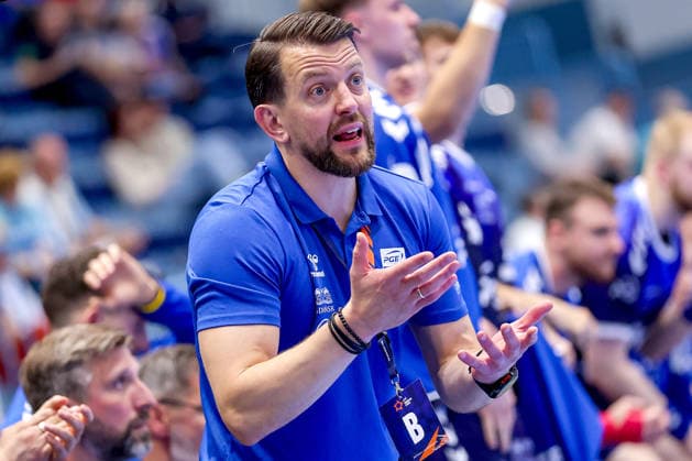 29.09.2026, Handball, EL, VfL Gummersbach - PGE Wybrzeza Gdansk Danzig, 1.Spieltag EHF European League, Saison 2026 27 Herren, Schwalbe-Arena: Cheftrainer Patryk Rombel (PGE hc) gestikulierend am Spielfeldrand Nordrhein-Westfalen Deutschland