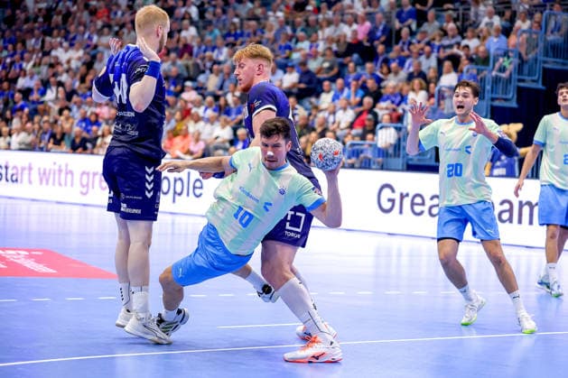29.09.2026, Handball, EL, VfL Gummersbach - PGE Wybrzeza Gdansk Danzig, 1.Spieltag EHF European League, Saison 2026 27 Herren, Schwalbe-Arena: Alex Dujshebaev (VfL Gummersbach 10) im Zweikampf gegen Thorvaldur Thorvaldsson (PGE 40) Tomasz Gebala (PGE 48) Nordrhein-Westfalen Deutschland