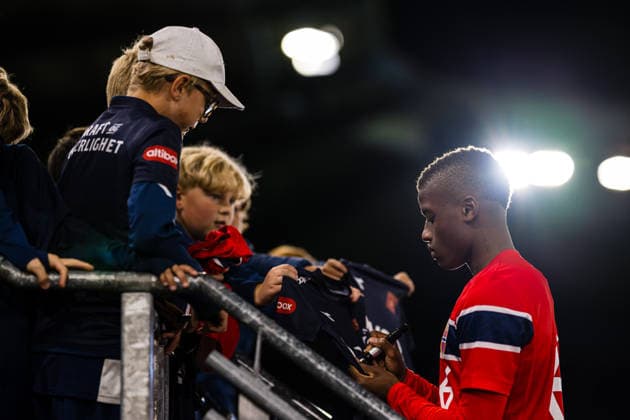 260929 Tobias Saliou Moi SÃ ne of Norway with fans after the UEFA European Under-21 Qualifier football match between Norway and Bosnia-Herzegovina on September 29, 2026 in Stavanger. Photo: Marius Simensen BILDBYRAN COP 238 bbeng bosnia bosnia-hercegovina em kvalifisering football fotball fotboll norge norway soccer U21, U 21 UEFA EURO, EM, Europameisterschaft,Fussball under-21 qualifiers Copyright: MARIUSxSIMENSEN BB260929BB497