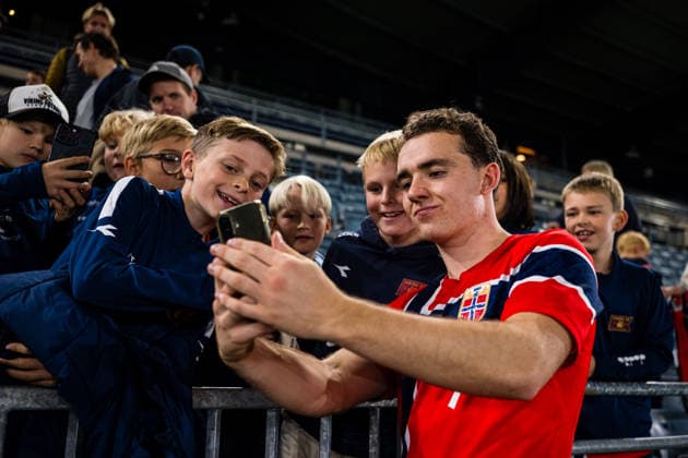 260929 Edvin Austbo of Norway with fans after the UEFA European Under-21 Qualifier football match between Norway and Bosnia-Herzegovina on September 29, 2026 in Stavanger. Photo: Marius Simensen BILDBYRAN COP 238 bbeng bosnia bosnia-hercegovina em kvalifisering football fotball fotboll norge norway soccer U21, U 21 UEFA EURO, EM, Europameisterschaft,Fussball under-21 qualifiers Copyright: MARIUSxSIMENSEN BB260929BB504