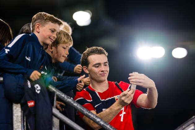 260929 Edvin Austbo of Norway with fans after the UEFA European Under-21 Qualifier football match between Norway and Bosnia-Herzegovina on September 29, 2026 in Stavanger. Photo: Marius Simensen BILDBYRAN COP 238 bbeng bosnia bosnia-hercegovina em kvalifisering football fotball fotboll norge norway soccer U21, U 21 UEFA EURO, EM, Europameisterschaft,Fussball under-21 qualifiers Copyright: MARIUSxSIMENSEN BB260929BB506