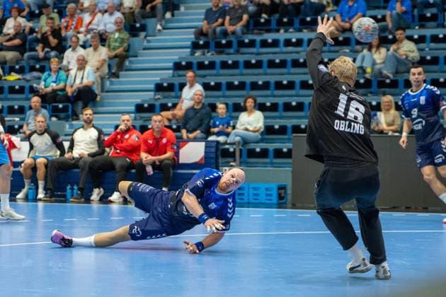 Nejc Zmavc, Kreislaeufer, (PGE Wybrzeze Gdansk 32), Bertram Obling, Torwart, (VfL Gummersbach 16), , VfL Gummersbach vs. PGE Wybrzeze Gdansk, EHF European League, Herren , 1. Spieltag, Saison 2026 2027, 29.09.2026 Gummersbach NRW Deutschland