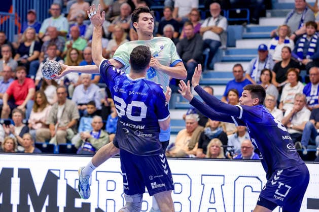 29.09.2026, Handball, EL, VfL Gummersbach - PGE Wybrzeza Gdansk Danzig, 1.Spieltag EHF European League, Saison 2026 27 Herren, Schwalbe-Arena: Nikola Roganovic (VfL Gummersbach 23) wird von Wiktor Tomczak (PGE 30) am Kreis festgemacht Nordrhein-Westfalen Deutschland
