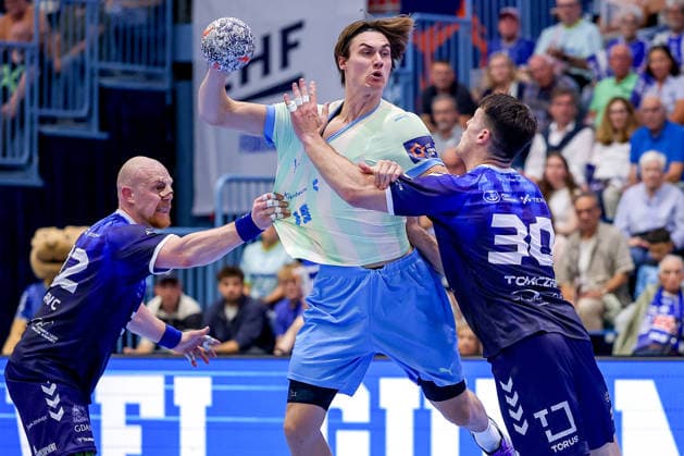 29.09.2026, Handball, EL, VfL Gummersbach - PGE Wybrzeza Gdansk Danzig, 1.Spieltag EHF European League, Saison 2026 27 Herren, Schwalbe-Arena: Miro Schluroff (VfL Gummersbach 15) im Zweikampf gegen Nejc Zmavc (PGE 32) Nordrhein-Westfalen Deutschland