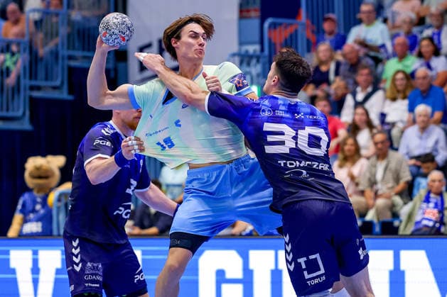29.09.2026, Handball, EL, VfL Gummersbach - PGE Wybrzeza Gdansk Danzig, 1.Spieltag EHF European League, Saison 2026 27 Herren, Schwalbe-Arena: Miro Schluroff (VfL Gummersbach 15) im Zweikampf gegen Nejc Zmavc (PGE 32) Nordrhein-Westfalen Deutschland